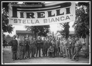 Il progettista Vittorio Jano (al centro) con le maestranze dell'Alfa Romeo, in occasione del Gran Premio d'Italia del 1932