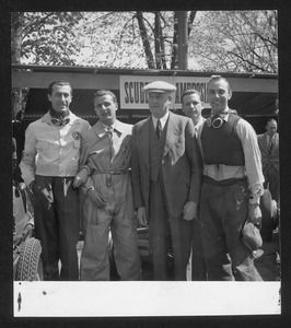 Giovanni Lurani Cernuschi, Gigi Villoresi e Franco Cortese, insieme ad altre persone, di fronte al box della Scuderia Ambrosiana