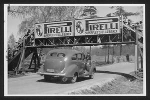 Pubblicità Pirelli Superflex Stella Bianca su un ponte situato lungo il percorso della gara