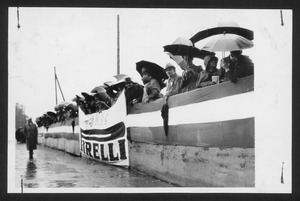 Corsa Parma-Poggio di Berceto disputatasi il 21 maggio 1939: gli spettatori dietro le transenne con striscioni Gomme Pirelli
