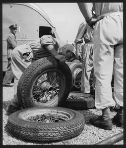 Preparazione degli pneumatici per la corsa: l'immagine è stata pubblicata dalla rivista Pirelli (anno III, n. 5, settembre-ottobre 1950, p. 28)