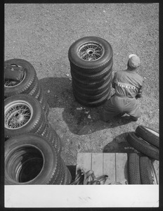 Alcune pile di pneumatici per auto da corsa: l'immagine è stata pubblicata dalla rivista Pirelli (anno III, n. 5, settembre-ottobre 1950, p. 27)