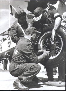Alcuni tecnici del Servizio Tecnico Pirelli controllano uno pneumatico: l'immagine è stata pubblicata dalla rivista Pirelli (anno III, n. 5, settembre-ottobre 1950, p. 28)