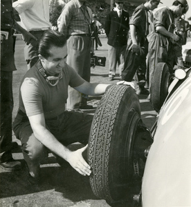 Il pilota Alberto Ascari verifica uno degli pneumatici della sua vettura di gara (Ferrari 375 n. 16): l'immagine è pubblicata dalla rivista Pirelli (anno III, n. 5, settembre-ottobre 1950, p. 30)