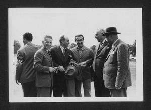 Il pilota Alberto Ascari insieme ad altre persone