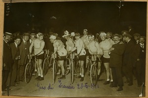XII edizione del Tour de France disputatosi tra il 28 giugno e il 26 luglio 1914: i corridori alla partenza della corsa. La manifestazione vide la vittoria di Philippe Thys, che corse con la squadra Peugeot, seguito da Henri Pélissier e da Jean Alavoine su Peugeot.