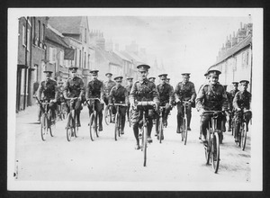 Pattuglia di militari ciclisti dell'esercito inglese nel 1916