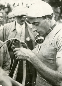 Il corridore ciclista Fausto Coppi nel 1950: l'immagine è stata pubblicata dalla rivista Pirelli (anno III, n. 4. luglio-agosto 1950, p. 17)