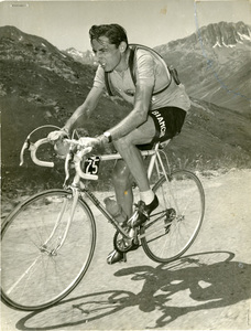 Fausto Coppi durante l'undicesima tappa della corsa, Alpe d'Huez-Sestrières: l'immagine è stata pubblicata da Fatti e Notizie (anno III, n. 7, luglio 1952, p. 1)