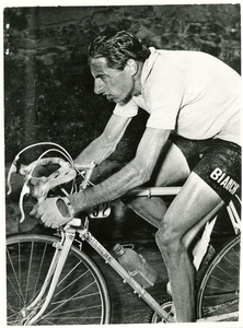 Il corridore ciclista Fausto Coppi (1919-1960) nel 1952, probabilmente durante il Giro d'Italia