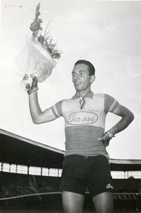 Il corridore ciclista Nino Defilippis nel 1951