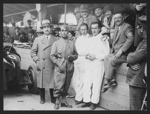 Il pilota Tazio Nuvolari ai box: sono presenti, tra le altre persone, il pilota Antonio Brivio e l'imprenditore e ingegnere Enzo Ferrari