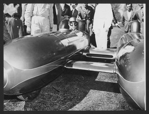 Piero Taruffi nel 1950 sul bisiluro o Tarf da lui progettato: la prima versione dell'auto fu messa a punto nel dopoguerra, mentre un secondo modello, con cui il pilota stabilì diversi record tra il 1952 e il 1957, fu prodotto nel 1951
