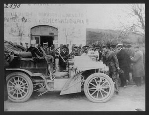 Il re Vittorio Emanuele III insieme ai partecipanti della carovana automobilistica