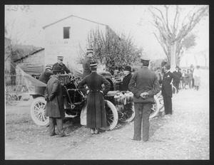 Il re Vittorio Emanuele III attende i partecipanti alla carovana automobilistica a trenta chilometri da Roma