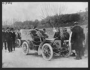 Il re Vittorio Emanuele III accanto alla vettura Darracq 15HP di proprietà di E. Wehrheim, partecipante alla carovana