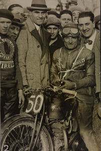 Il pilota Severi, primo classificato nella categoria 350 cc, su Rudge n. 50, insieme ad altre persone