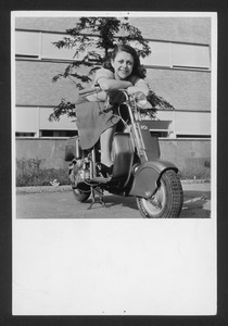 Una giovane su scooter Lambretta &#34;125 B&#34;