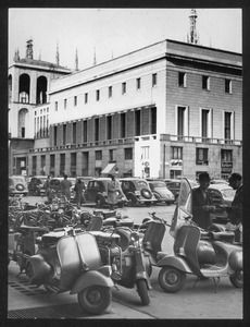 Scooters e motociclette a Milano, in piazza Cairoli: sono visibili il monumento a Garibaldi e, sul margine destro, la facciata della chiesa di Santa Maria della Consolazione