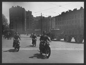 Motociclette e altri veicoli a Milano, in piazzale Principessa Clotilde