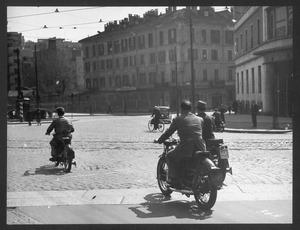 Motociclette e altri veicoli a Milano, in piazzale Principessa Clotilde