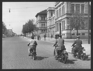 Tre persone in motocicletta a Milano, in piazzale Principessa Clotilde