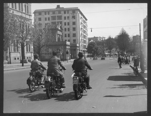 Tre persone in motocicletta a Milano, ai Bastioni di Porta Nuova