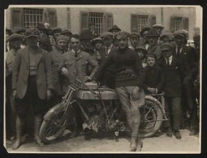 Il pilota Rienzo Slawitz, primo classificato nella categoria 750 cc della Parma-Poggio di Berceto del 1921 su motocicletta Motosacoche equipaggiata con pneumatici Pirelli, insieme ad altre persone
