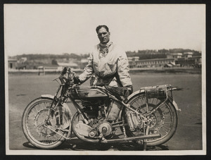 Il corridore motociclista Miro Maffeis, terzo classificato al Raid Nord-Sud del 1925, su motocicletta Bianchi 350 equipaggiata con pneumatici Pirelli