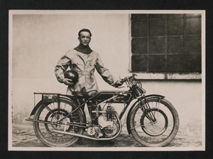 Il pilota Augusto Rava, vincitore dell'edizione del 1925 del Giro motociclistico d'Italia su motocicletta Galloni equipaggiata con pneumatici Pirelli