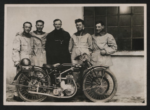 I piloti della squadra Galloni nel 1926 con motocicletta equipaggiata con pneumatici Pirelli. A sinistra il pilota Augusto Rava