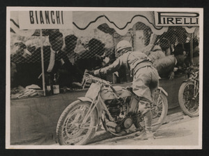 V edizione del Circuito motociclistico del Lario, conosciuto anche come Coppa del Lario, disputatosi nel 1925: il pilota Tazio Nuvolari su motocicletta Bianchi equipaggiata con pneumatici Pirelli a un rifornimento durante la gara. La manifestazione vide la vittoria di Amedeo Ruggeri su Moto Guzzi nella categoria 500 cc, mentre nelle categorie 175, 250 e 350 cc vinsero, rispettivamente, Luigi Marezzani su Miller, Nino Bianchi su Ariel e Tazio Nuvolari su Bianchi