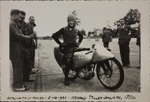 Un pilota con motocicletta Miller Balsamo 175 cc sul circuito dell'Autodromo di Monza per stabilire record di velocità