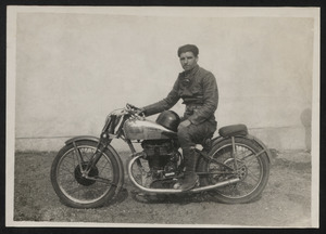 Il pilota Omobono Tenni (1905-1948) su motocicletta Bianchi
