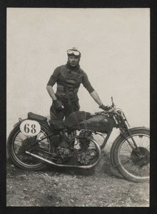 Il pilota Giordano Aldrighetti su motocicletta Rudge n.68