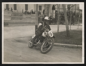 Edizione del 1934 del Circuito motociclistico di Verona: il passaggio del vincitore Giordano Aldrighetti su Miller n. 19 equipaggiata con pneumatici Pirelli
