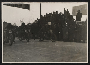 La partenza dei piloti all'edizione del 1935 del Circuito motociclistico di Verona