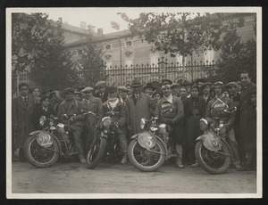La squadra della Moto Guzzi, vincitrice della gara di regolarità del Moto Club Modena del 1934