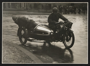 Il passaggio dei corridori da Modena: il pilota Tittarelli su motocicletta Moto Guzzi n. 47, con sidecar Tittarelli prodotto dall'azienda della famiglia del pilota con sede a Jesi (AN)