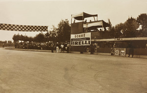 Edizione del 1938 del Gran Premio Città di Torino: box e tribune con striscione pubblicitario Pirelli