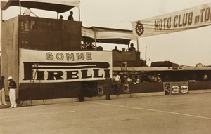 Edizione del 1938 del Gran Premio Città di Torino: box e tribune con striscione pubblicitario Pirelli