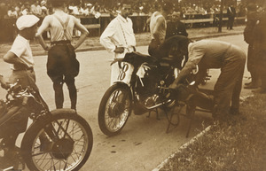 Edizione del 1938 del Gran Premio Città di Torino: tecnici al lavoro su una motocicletta