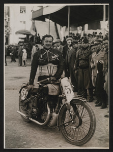 Il corridore motociclista Felice Nazzaro, secondo classificato nella categoria 500 cc, su motocicletta Aquila n. 5