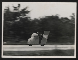 Il pilota e ingegnere Piero Taruffi su Gilera Rondine durante la prova di velocità