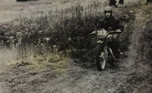 Il pilota Greco su motocicletta Sertum n. 203 durante un momento della corsa