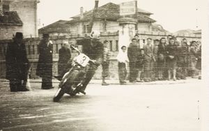 Gara di velocità ad Alassio disputatasi il 26 dicembre 1946: il passaggio del vincitore Piero De Blasis su motocicletta Ariel equipaggiata con pneumatici Pirelli