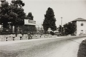 Una veduta di un tratto del percorso con striscione pubblicitario Pirelli Il pneumatico delle vittorie