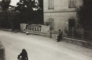 Una veduta di un tratto del percorso con striscione pubblicitario Pirelli Il pneumatico delle vittorie