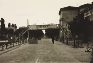 Veduta di un tratto del percorso con striscione pubblicitario Pirelli