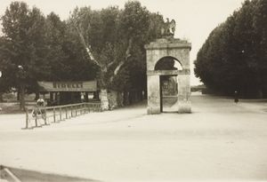 Veduta di un tratto del percorso con striscione pubblicitario Pirelli